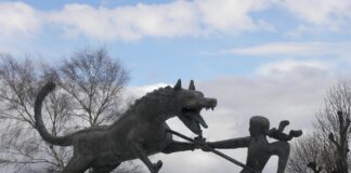 Marie Jeanne Valet statue and the Beast of Gévaudan