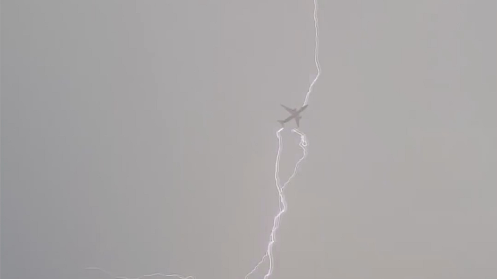 Молния снизу вверх. Удар молнии в самолет. Молния попала в самолет. Смалета ударила молния. Попадание молнии в самолет.